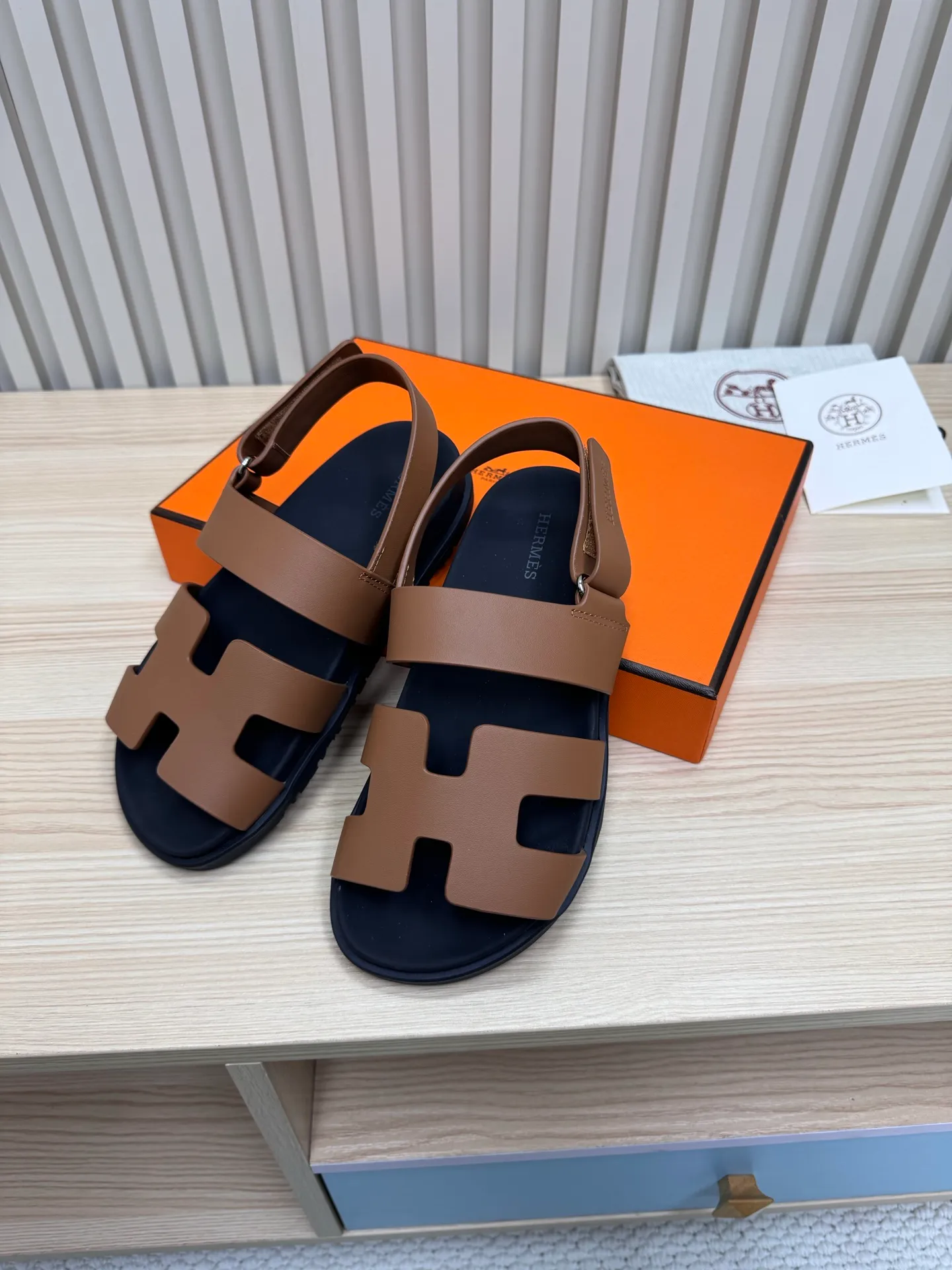👟👟Ex-factory price 502👟👟Hermes🐎The extremely popular couple’s second uncle slippers/golden sandals and slippers, paired with various colorful socks, are so trendy!  ———————— Upper: imported cowhide/sheep leather/cloth/palmprint leather lining: imported cowhide/sheepskin outsole: Tpu non-slip and wear-resistant outsole Female size: 35-42 (40.41.42 non-returnable and non-exchangeable) Male code: 39-45 (45 non-returnable and non-exchangeable)